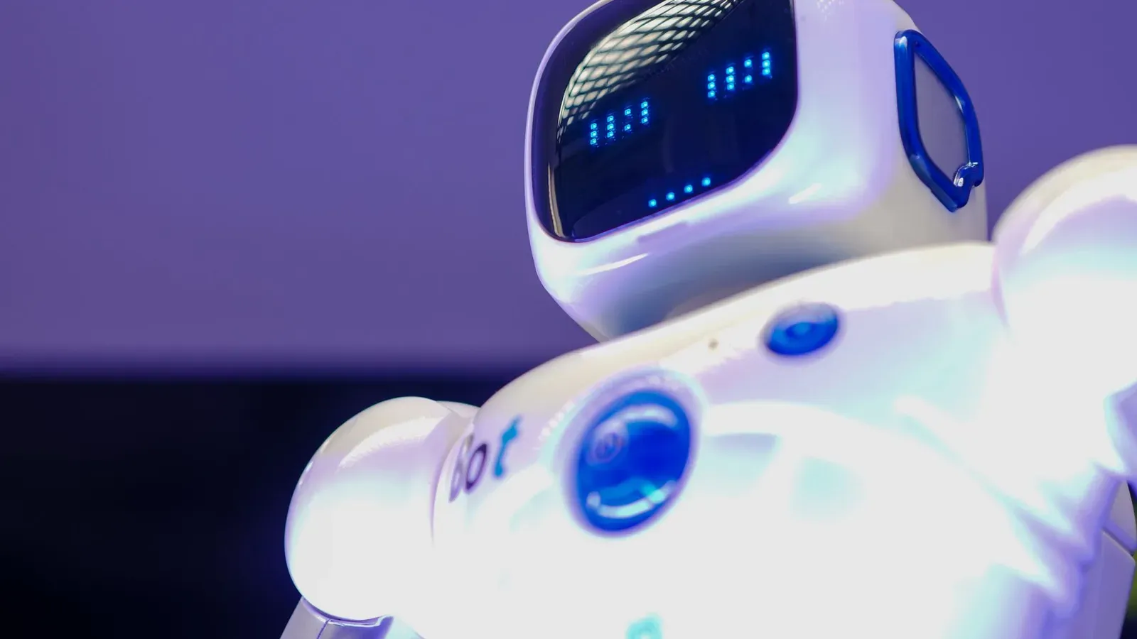Robot humanoïde au visage numérique lumineux