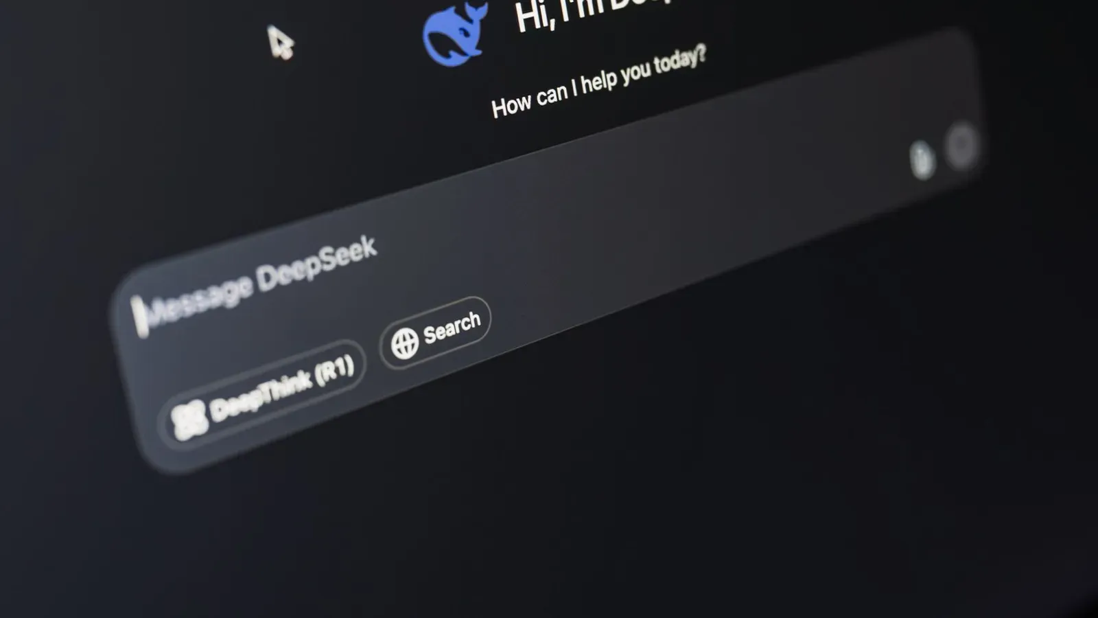 Ordinateur portable affichant une interface d'assistant IA avec une invite de conversation