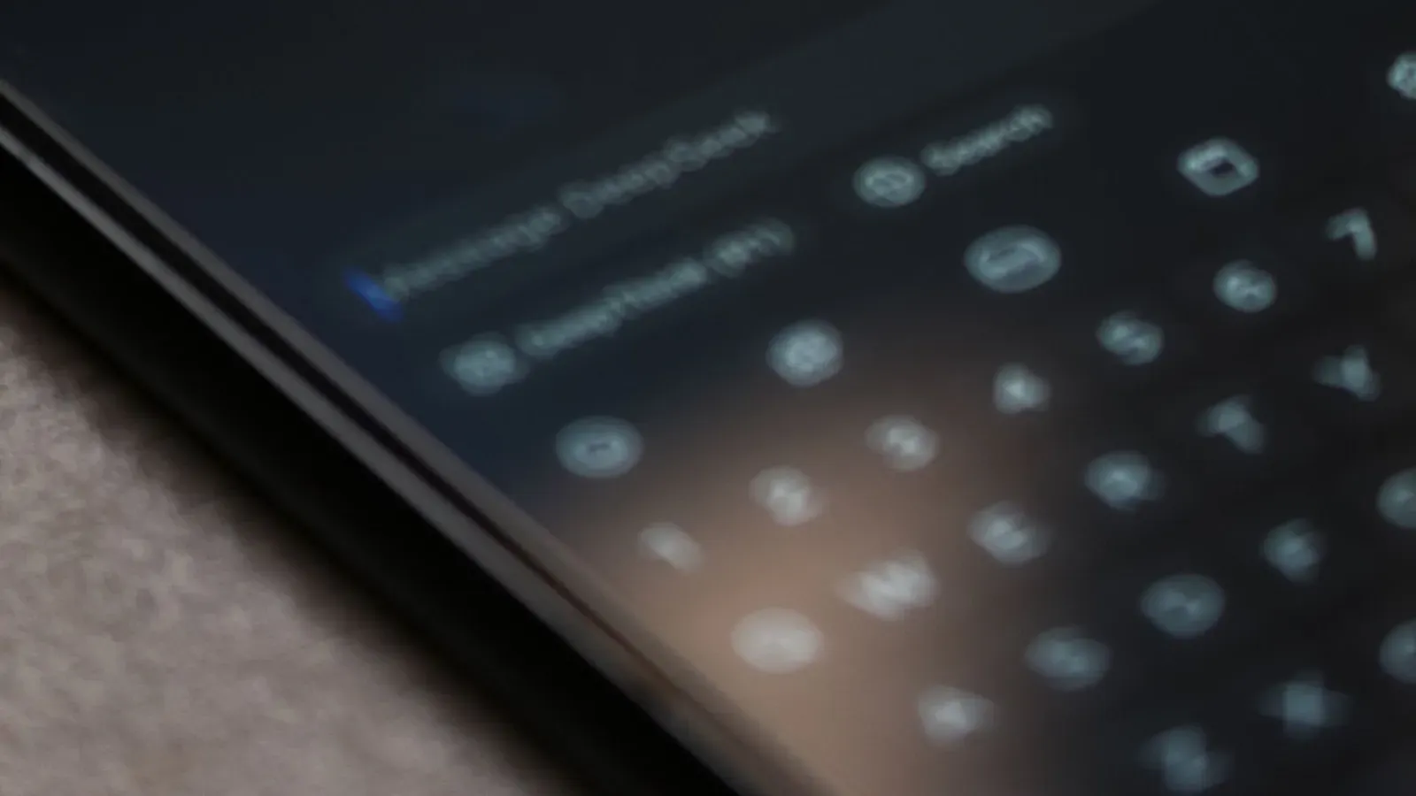 Smartphone affichant une interface de conversation avec un assistant IA