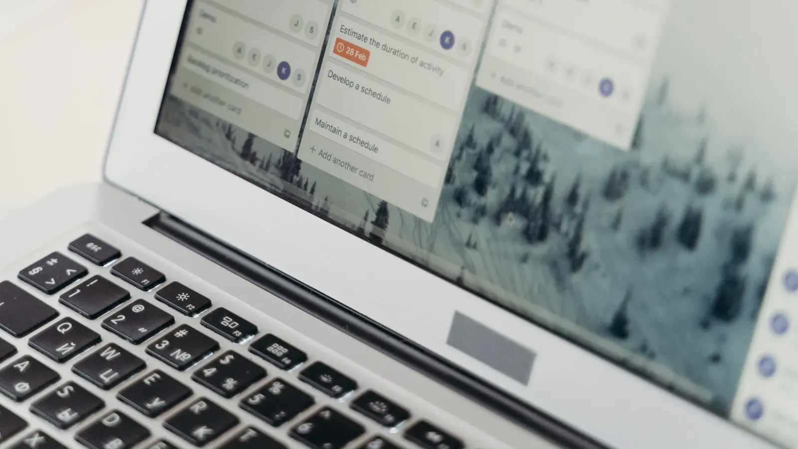 Écran d'ordinateur portable affichant un logiciel de gestion de projet